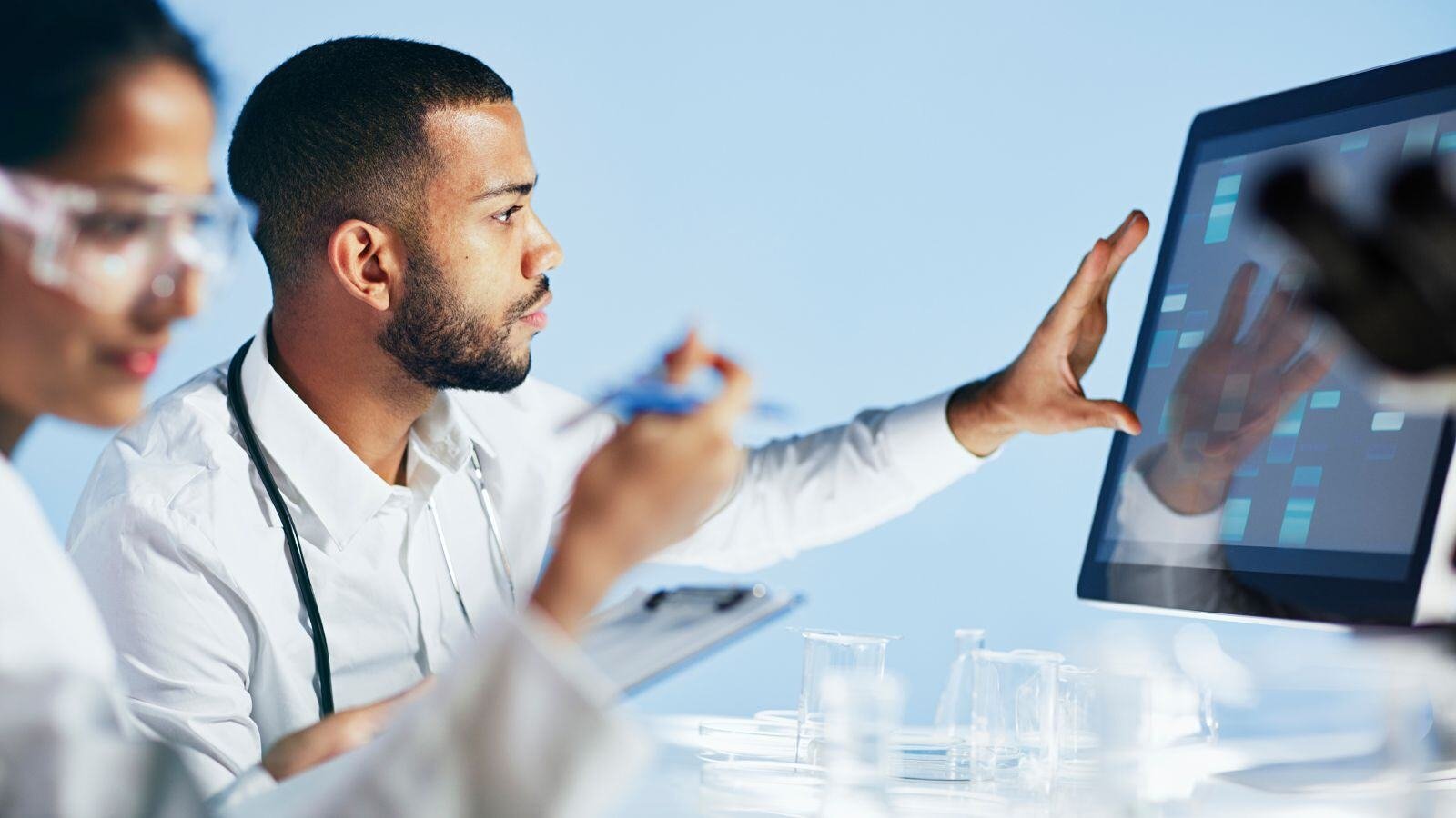 Guía práctica para el cumplimiento del software operativo en el sector farmacéutico 