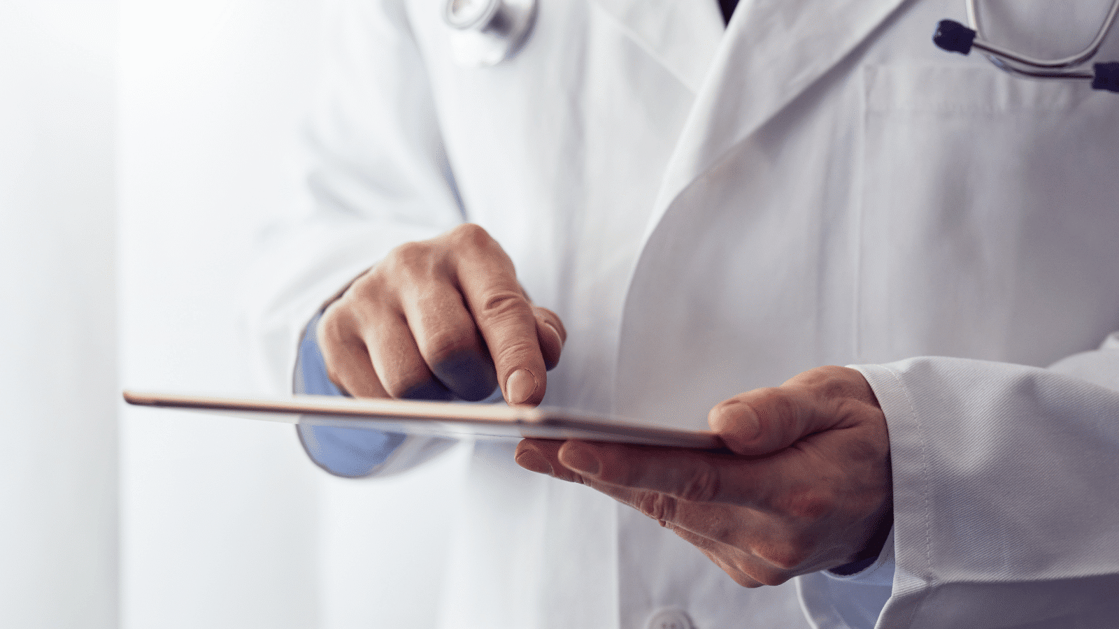 Entender los dispositivos médicos de software: Navegar por la normativa de la UE y las evaluaciones clínicas - QbD Group